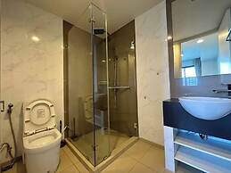 Large High Floor, Best Pool and Great Location