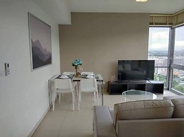 Large High Floor, Best Pool and Great Location