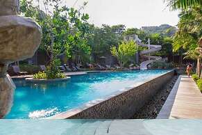 Large High Floor, Best Pool and Great Location
