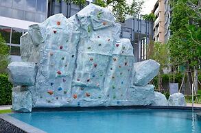 Large High Floor, Best Pool and Great Location