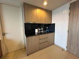 Large High Floor, Best Pool and Great Location