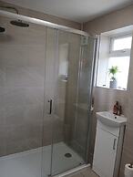 Modern and Spacious 3 Bed Retreat - Bracknell