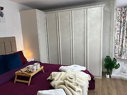 Modern and Spacious 3 Bed Retreat - Bracknell