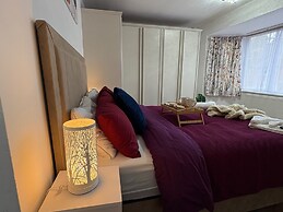 Modern and Spacious 3 Bed Retreat - Bracknell