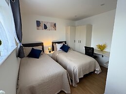 Modern and Spacious 3 Bed Retreat - Bracknell