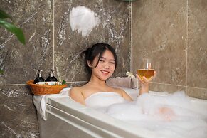 Sea Front Apartment & Spa Da Nang