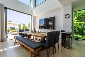 Bright Villa w Pool Outdoor Grill