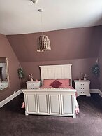 Boutique Apartment - Sleeps 6 & Free Parking