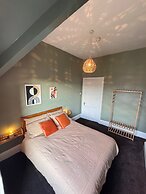 Boutique Apartment - Sleeps 6 & Free Parking