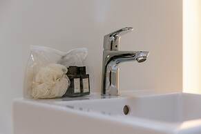 Charming Chic Stay With Garden Views Parking