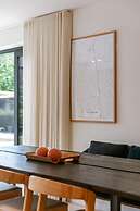Charming Chic Stay With Garden Views Parking