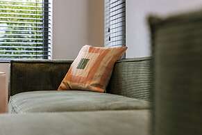 Charming Chic Stay With Garden Views Parking