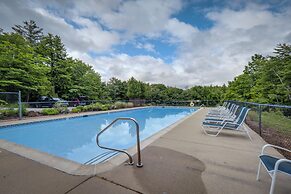 Mtn Views, On-site Trails! Spacious Bartlett Home
