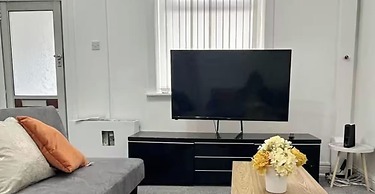 2-bed - Sleeps 6 - Free Parking