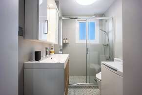 Cozy 2BR Near Metro Acropolis View