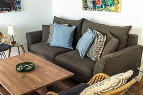 Cozy 2BR Near Metro Acropolis View