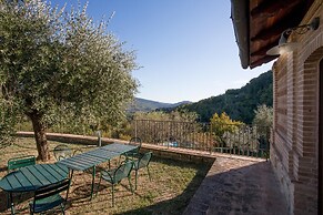 Hilltop Apartment With Swimming Pool