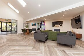 Riverside House by UTDM