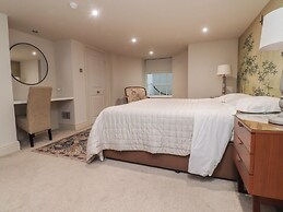 Paramount Apartments