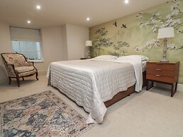 Paramount Apartments