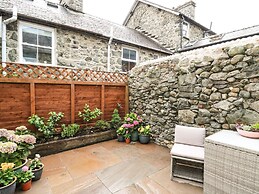 6 Upperfield Street