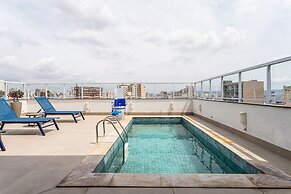 Aurora - Prédio novíssimo e completo no coração do Centro, com piscina