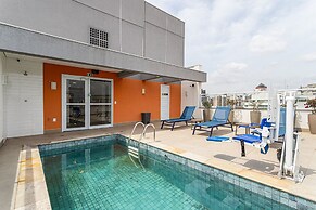 Aurora - Prédio novíssimo e completo no coração do Centro, com piscina