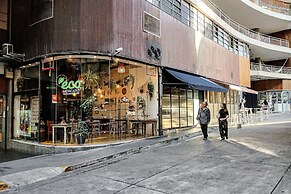 Aurora - Prédio novíssimo e completo no coração do Centro, com piscina