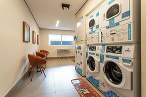 Aurora - Prédio novíssimo e completo no coração do Centro, com piscina