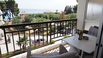 leonidas apartments and suites