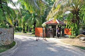 Tropical Poolside Villa SGB4