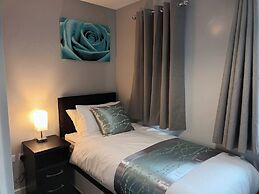 2 Bed House - Sleeps 6 - Parking - Wifi