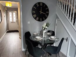 2 Bed House - Sleeps 6 - Parking - Wifi