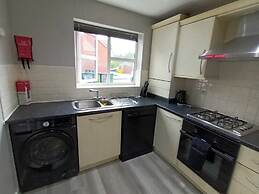 2 Bed House - Sleeps 6 - Parking - Wifi