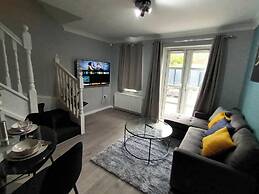 2 Bed House - Sleeps 6 - Parking - Wifi