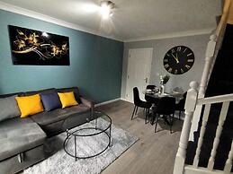 2 Bed House - Sleeps 6 - Parking - Wifi