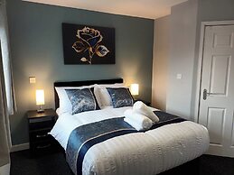 2 Bed House - Sleeps 6 - Parking - Wifi