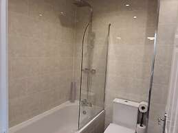 2 Bed House - Sleeps 6 - Parking - Wifi
