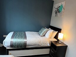 2 Bed House - Sleeps 6 - Parking - Wifi