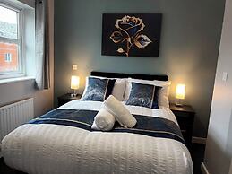 2 Bed House - Sleeps 6 - Parking - Wifi