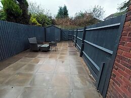 2 Bed House - Sleeps 6 - Parking - Wifi