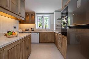 4Bed PoolVillaSteps from the Beach KBR34