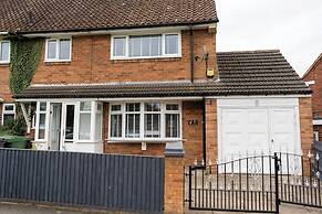 Tranquil Walsall Retreat - 4 Bedrooms