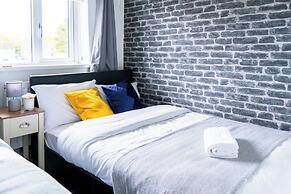 Tranquil Walsall Retreat - 4 Bedrooms