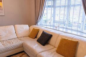 Tranquil Walsall Retreat - 4 Bedrooms