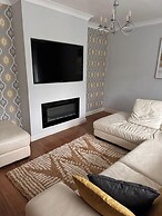 Tranquil Walsall Retreat - 4 Bedrooms