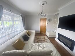 Tranquil Walsall Retreat - 4 Bedrooms