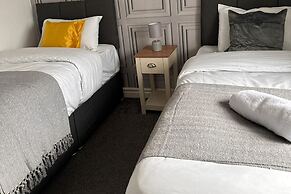 House - Sleeps 10 - Parking - Stn Close