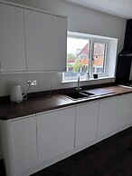 Tranquil Walsall Retreat - 4 Bedrooms