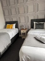 Tranquil Walsall Retreat - 4 Bedrooms